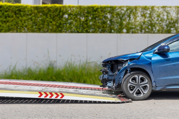 Ongeval auto schuif op vrachtwagen om te verplaatsen.