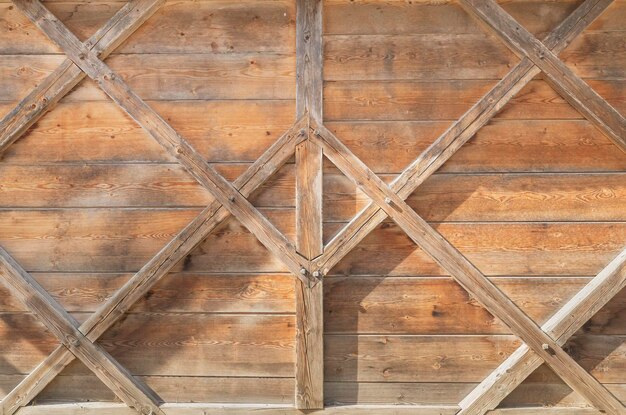 ongeverfde houten wand van een alpenhut