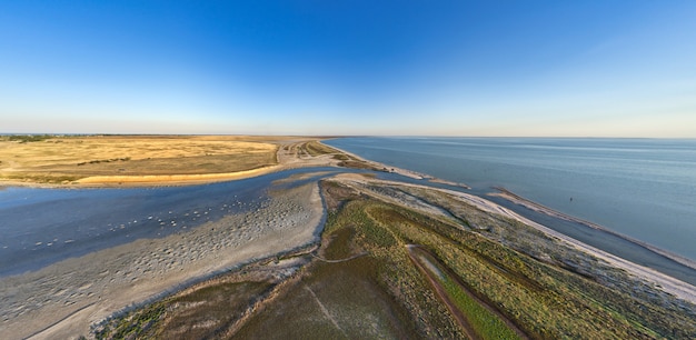 Ongewone eilanden aan een prachtig meer