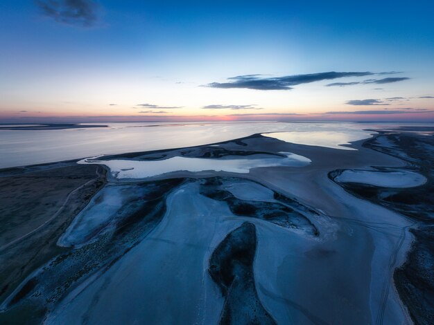 Ongewone eilanden op een schitterend meer, luchtfoto