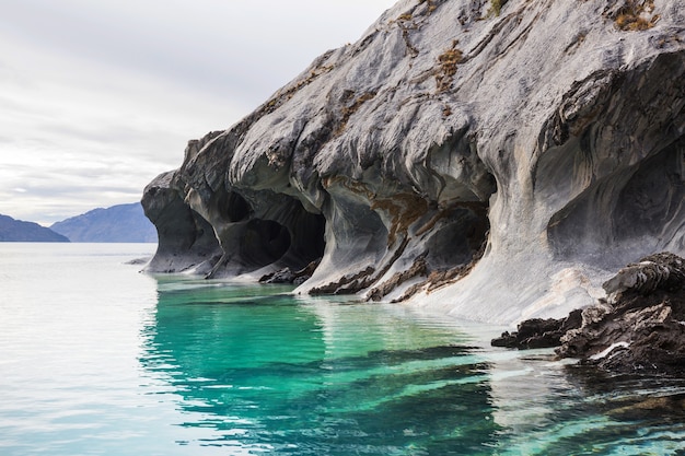 Ongewone marmeren grotten op het meer van general carrera, patagonië, chili.