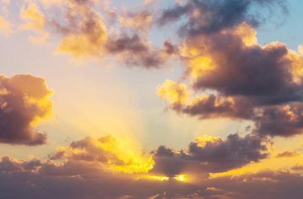 Ongewone onweerswolken bij zonsondergang