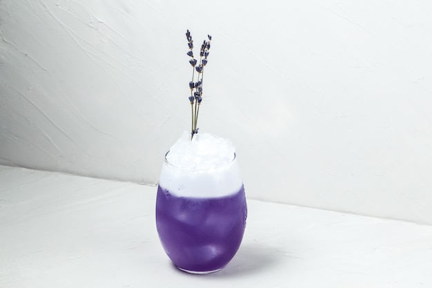 Ongewone paarse lavendel schuim cocktail in een glas