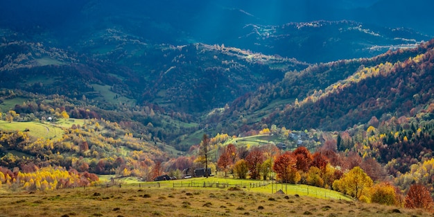 Ongewoon mooie natuur van de Karpaten in prachtige heuvels, fantastische lucht van kleurrijke bossen en een klein dorp