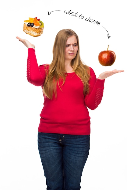 Ongezond en gezond eten. Het concept van een dieet en een gezonde levensstijl voor dikke vrouwen