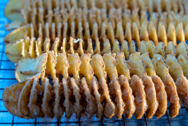 Ongezond voedsel koken chips straatvoedsel een traktatie frituren vet ongezond voedsel in Thailand markt Close up