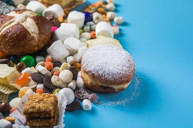 Foto ongezonde producten voeding slecht voor figuur huid hart en tanden assortiment snel koolhydraten eten met snoep