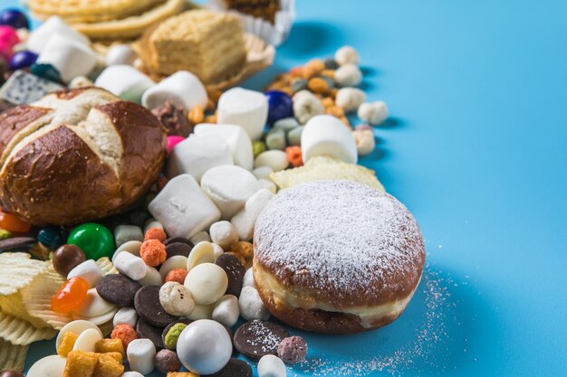 Ongezonde producten voeding slecht voor figuur huid hart en tanden Assortiment snel koolhydraten eten met snoep