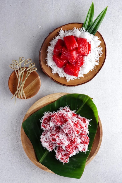 Ongol ongol ubi merah putih of gestoomde cake van rode en witte zoete aardappel geserveerd met geraspte kokos