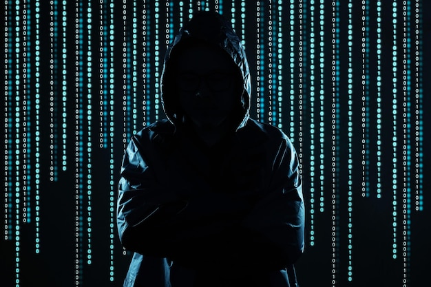 Onherkenbaar hackerportret, beveiligings- en technologiemisdaadconcept.