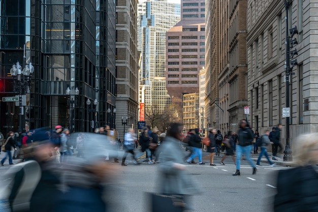 Onherkenbaar publiek voetgangers en verkeersweg kruispunt rond boston oude staat huis gebied