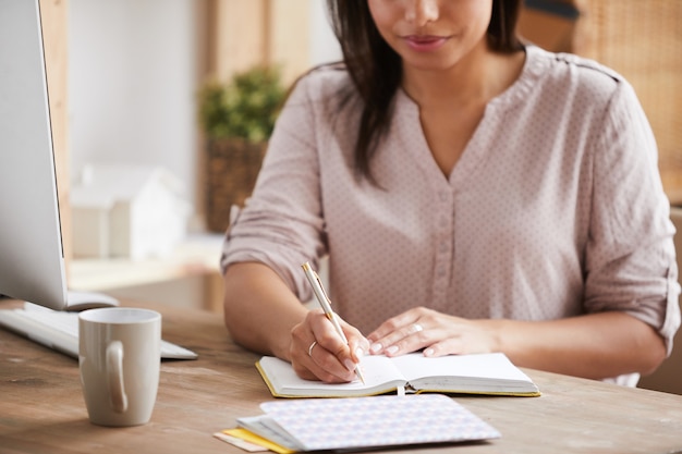 Onherkenbaar vrouw schrijven in Planner