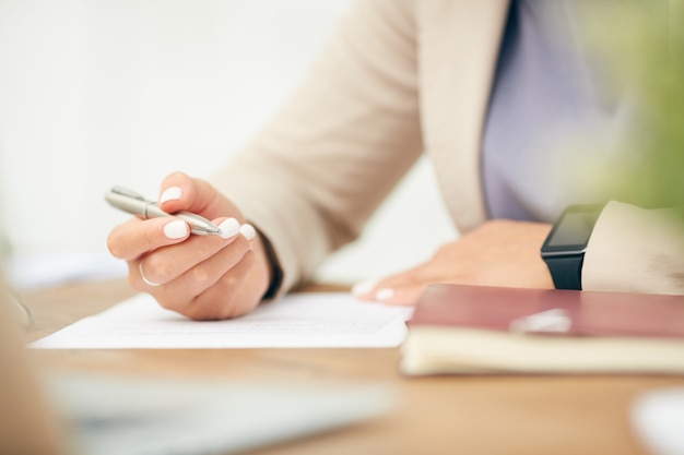 Onherkenbaar zakenvrouw schrijven