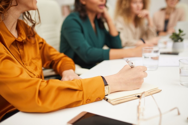 Foto onherkenbaar zakenvrouwen coworking