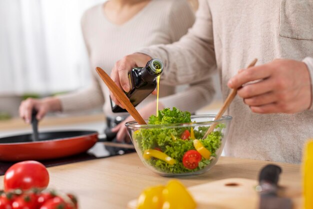 Onherkenbare echtgenoten die samen thuis koken