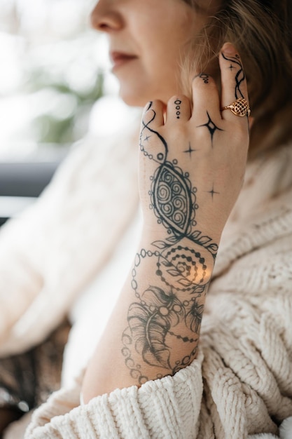 Onherkenbare jonge dame met geschilderde hand sacrale mehendi