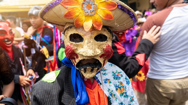 ONHERKENBARE LATINO TIENER DIE EEN MASKER DRAAGT TIJDENS EEN POPULAIRE VAKANTIE IN CHINANDEGA, NICARAGUA