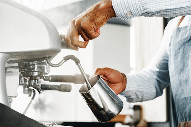 Onherkenbare man barista koffie bereiden op professionele koffiemachine