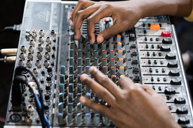 Foto onherkenbare man componeren van muziek