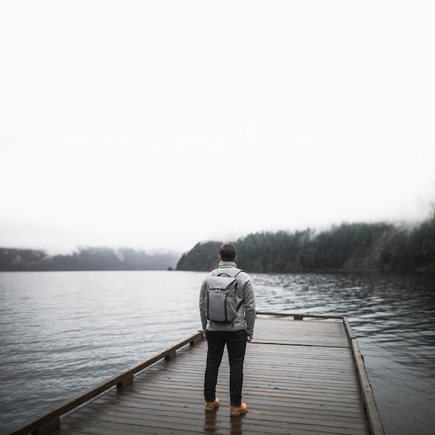 Foto onherkenbare man op houten pier