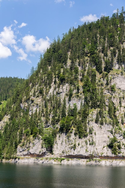Onherkenbare mensen klimmen op Laserer alpin via ferrata over Vorderer Gosausee meer in de buurt van Gosau Oostenrijk zonnige zomerdag
