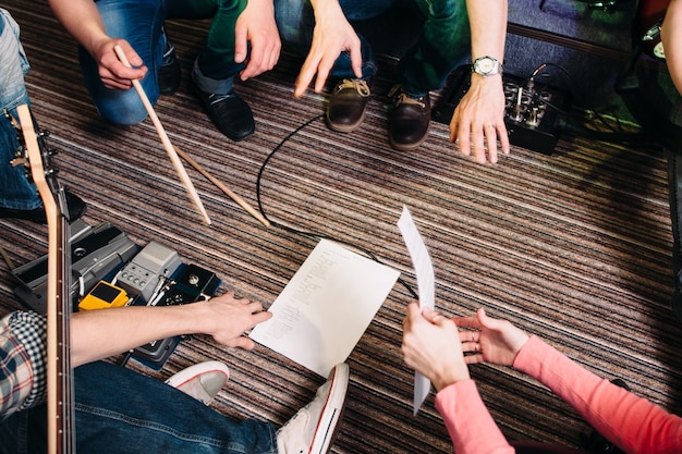 Onherkenbare muzikanten die de prestaties bespreken