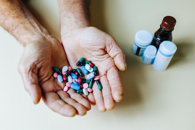 Foto onherkenbare vitamines en mineralen in de vorm van tabletten worden van hand tot hand in de persoonsstudio gegoten