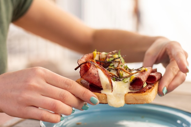 Onherkenbare vrouw die een gastronomische toast neemt als ontbijt