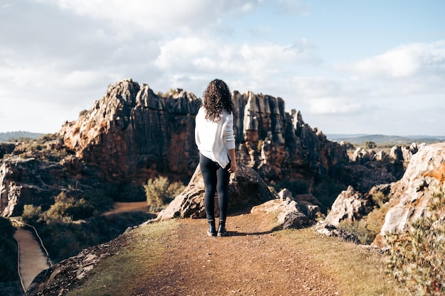 Onherkenbare vrouw geniet van het uitzicht op een spectaculair natuurlijk landschap