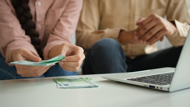 Onherkenbare vrouw man die euro's telt geld verdelen contant salaris financiën plannen gezinsbudget