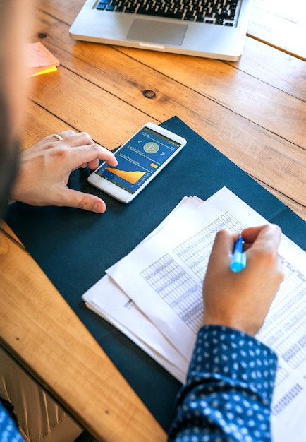 Onherkenbare zakenman die mobiel scherm schrijft en aanraakt met bitcoins