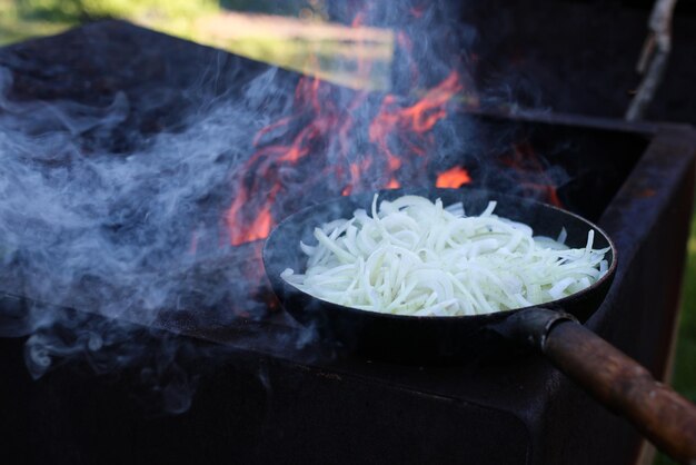 Cipolla fritta sul fuoco all'aperto