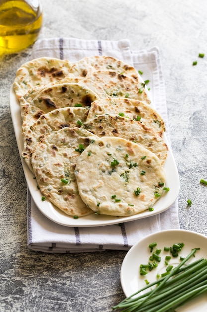 접시에 양파 naan 인도 피타 빵