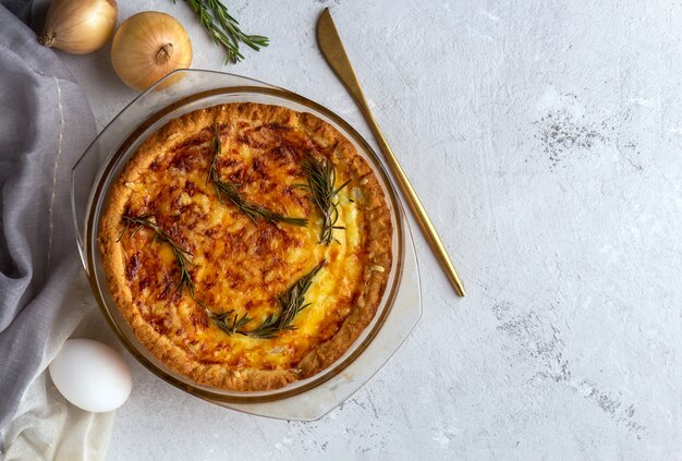 Foto quiche di cipolla con crosta di formaggio