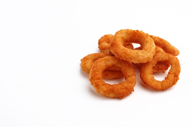 Foto anelli di cipolla su un bianco. snack alla birra. isolato