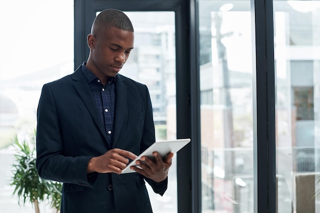 Online advocaat en zwarte man met tablet in het kantoor voor juridisch onderzoek app of adviseur plannen Het lezen van nieuws of professionele advocaat het typen van zakelijke e-mail netwerken of herinnering om te chatten om contact op te nemen