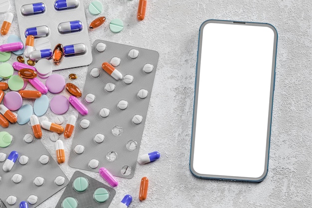 Online apothekersoverleg mobiel model op de achtergrond van medicijnen, pillen, medicijnen en supplementen Online apothekersapp op smartphone met leeg wit scherm