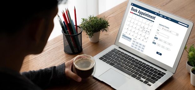 写真 インターネットのウェブサイトでモディッシュの再登録のためのオンラインの任命予約カレンダー