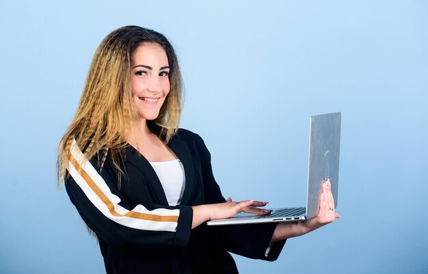 Online baan op afstand Surfen op internet Sociale netwerken en blog Informatiebron Op zoek naar een baan Vacatures voor junior developer Studieprogrammering Blogconcept Meisje met laptopcomputer