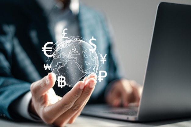Online banking interbank betaling concept zakenman met behulp van laptop en het houden van wereldwijde icoon met virtuele valuta symbolen Geldoverdrachten en valuta uitwisselingen tussen landen van de wereld