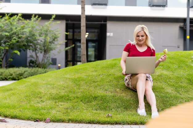 Online betaling, vrouw met creditcard en laptop voor online winkelen