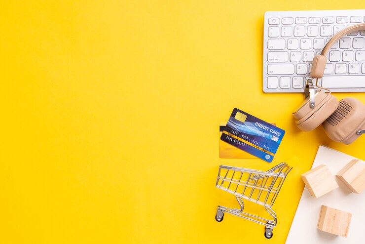 Online betalingsconcept met boodschappenwagentje hoogste mening en gele achtergrond