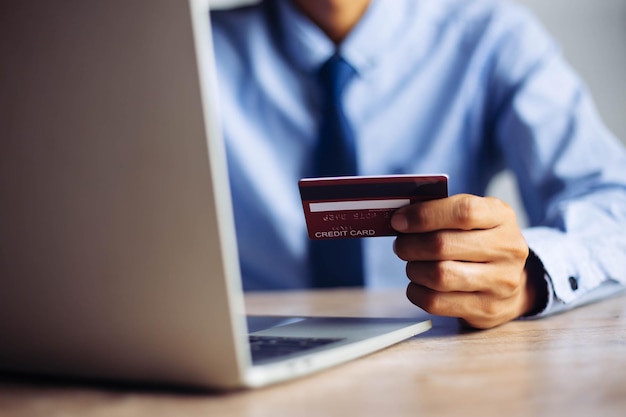 Online betalingshanden met creditcard en laptop gebruiken Online winkelconcept