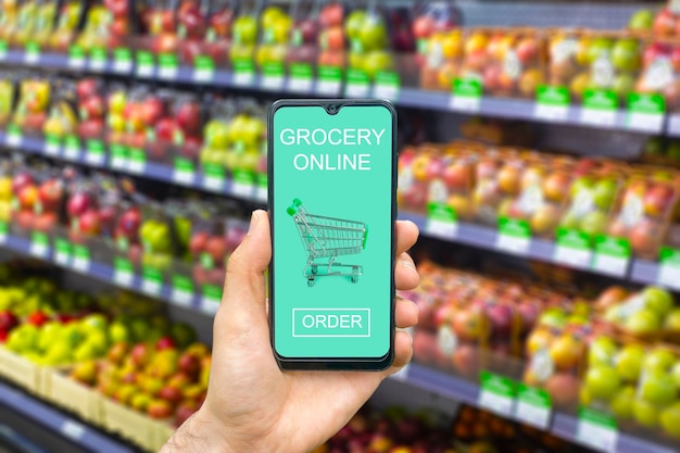Online boodschappenbezorg-app in een voedselmarktservice voor mobiele telefoons in smartphone