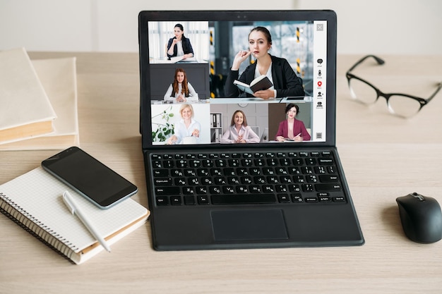 Online briefing vrouwelijke business team laptop scherm