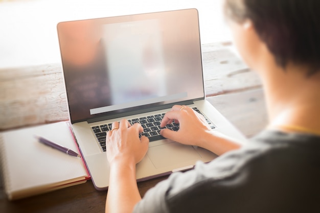 online business woman working at home 