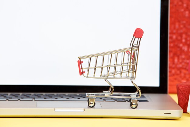 Photo online christmas shopping cart on laptop