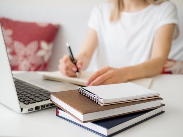 Foto lezioni online con la scrittura degli studenti