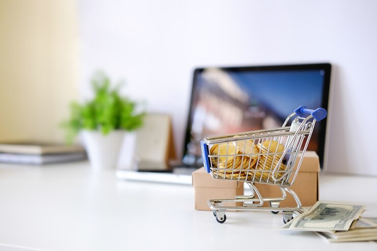 Foto online concept winkelen, geld op kar met vak op kantoor tafel.