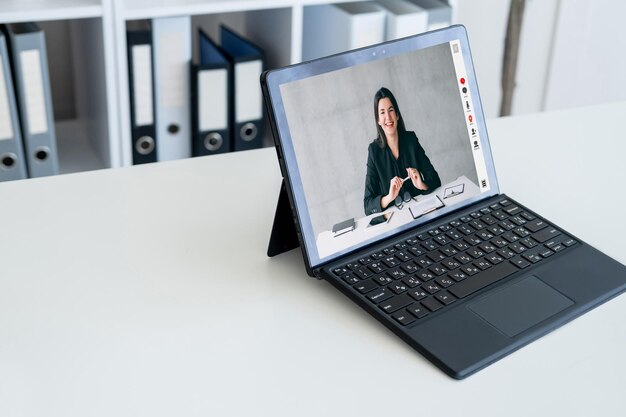 Онлайн конференция видео чат деловая женщина ноутбук